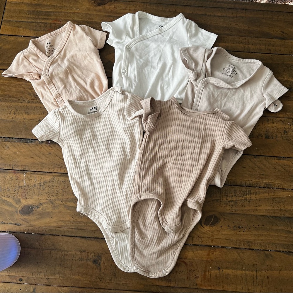 H&M baby Short-Sleeve Ribbed & Solid Baby Onesie Bundle